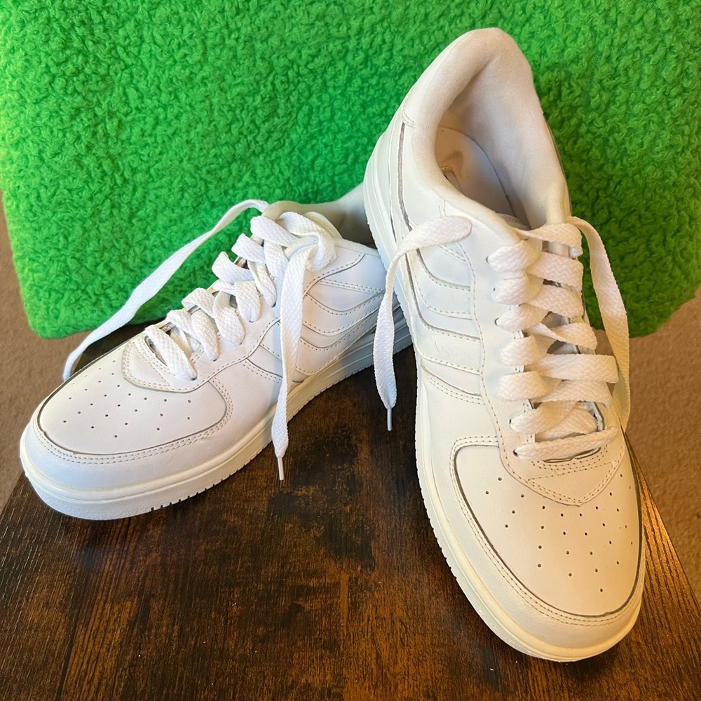 White Athletic Sneakers Sportslites size 10 men’s tennis shoes preowned